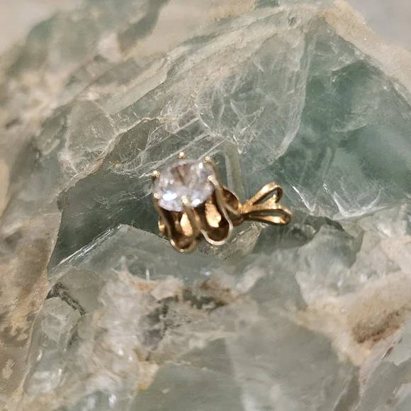 Elegant 14k Gold Flower Pendant with Clear Center Stone. - Picture 2 of 4